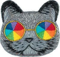 Вышивка гладью "Брошь. Кот в радужных очках" (55х55 мм)